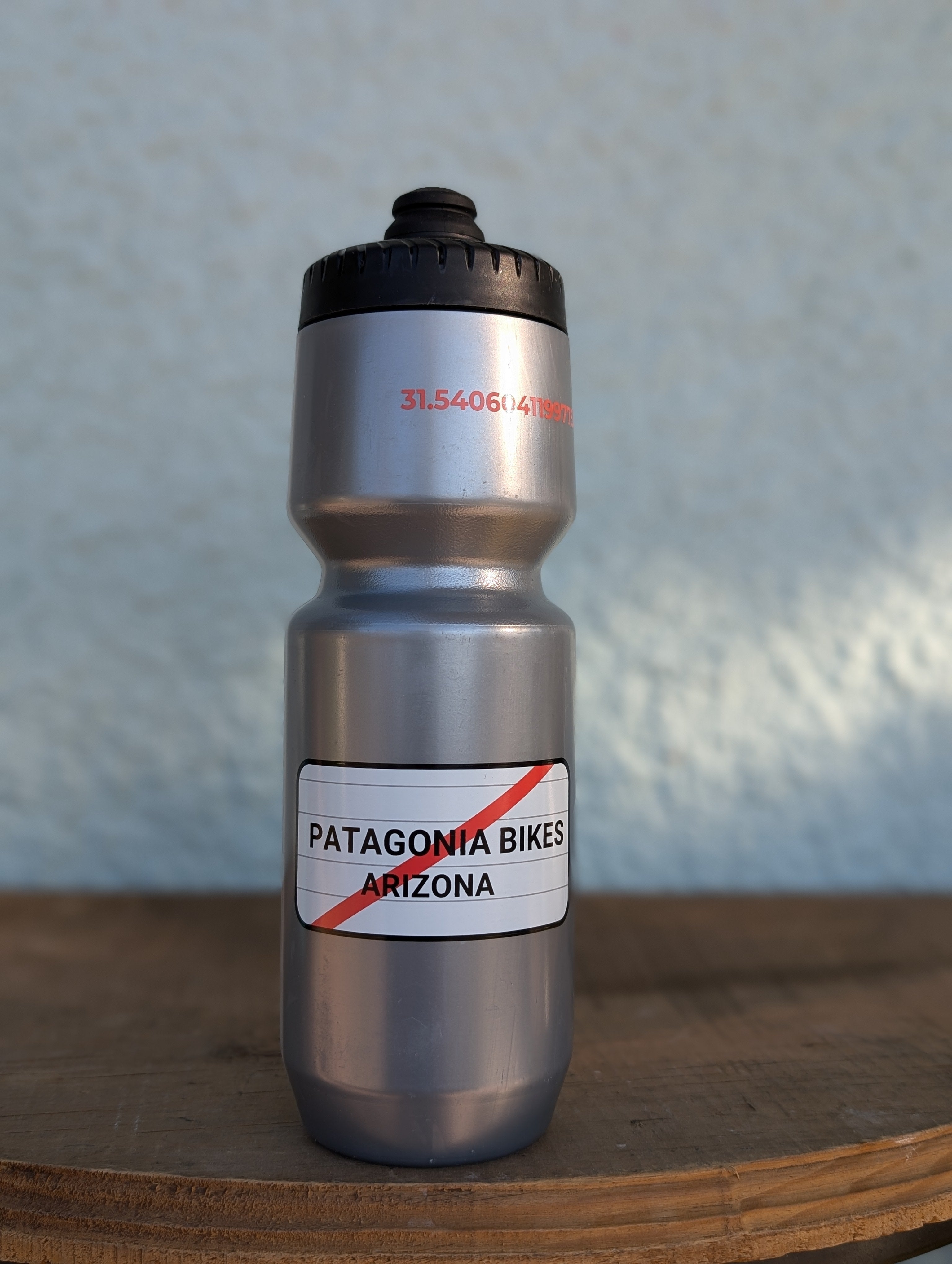 patagonia backpack water bottle Stealth - 25L small zippered pocket on the top of the pack Patagonia Black Hole Pack 25L